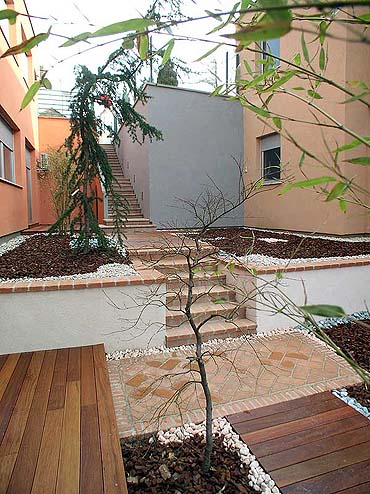 erhöhten Garten mit Treppe