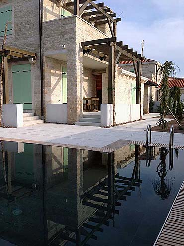 piscine dans la cour